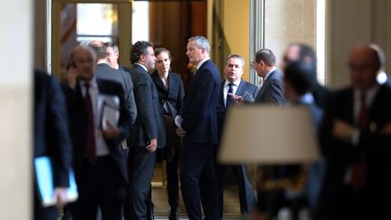 Des d&eacute;put&eacute;s de l'UMP, dans les couloirs de l'Assembl&eacute;e nationale, le 28 novembre 2012. (THOMAS SAMSON / AFP)