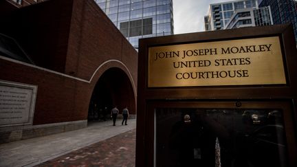 Le palais de justice où s'est tenue l'audience de détention de Jack Teixeira, ancien employé de l'US Air Force, inculpé pour avoir diffusé des documents confidentiels, à Boston (Etats-Unis), le 19 avril 2023. (JOSEPH PREZIOSO / AFP)