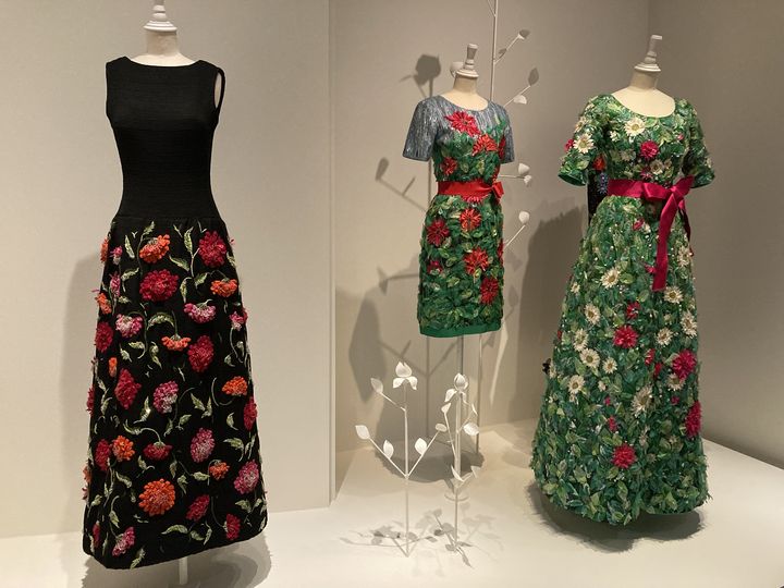 „Yves Saint Laurent Flowers“ ​​: die endlose Inspirationsquelle des Designers im Mittelpunkt der Ausstellung in Paris