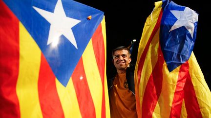 &nbsp; (Un supporter de la coalition "Ensemble pour le oui" (à l'indépendance), hier à Barcelone ©  REUTERS/Andrea Comas)