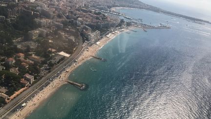 Vue aérienne des plages de la Côte d'Azur, ici à Mandelieu près de Cannes (photo d'illustration). (VIOLAINE ILL / RADIO FRANCE)