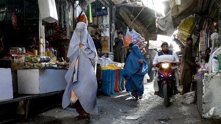 Des femmes afghanes photographiées au marché de Kandahar, le 24 août 2024. (WAKIL KOHSAR / AFP)