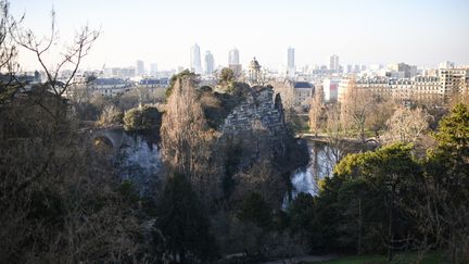 Le parc des Buttes-Chaumont à Paris, évacué par les forces de l'ordre après la découverte d'un morceau de corps de femme, lundi 13 février. (CHRISTOPHE ARCHAMBAULT / AFP)