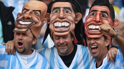 Des supporters argentins posent avant le match contre le Nigeria, vendredi 25 juin &agrave; Porto Alegre (Br&eacute;sil). (PEDRO UGARTE / AFP)