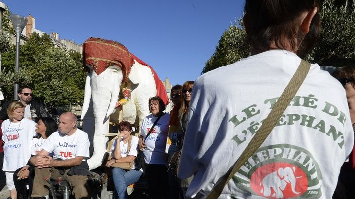 Manifestation des Fralib,&nbsp;l'usine de th&eacute;s et d'infusions de G&eacute;memos, &agrave; Marseille (Bouches-du-Rh&ocirc;ne) le 3 octobre 2012.&nbsp; (BORIS HORVAT / AFP)