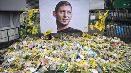 Le portrait d'Emiliano Sala affiché au stade de la Beaujoire, à Nantes (Loire-Atlantique), le 8 février 2019.&nbsp; (LOIC VENANCE / AFP)