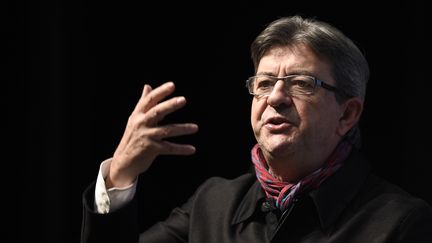 Jean-Luc Melenchon, candidat&nbsp;de La France insoumise à l'élection présidentielle, fait un discours lors d'un meeting à Florange (Moselle), le 19 janvier 2017. (JEAN-CHRISTOPHE VERHAEGEN / AFP)