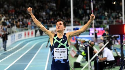 Jacob Ingebrigtsen après son record du monde sur 1500 m en salle, mercredi à Liévin. (FRANCOIS LO PRESTI / AFP)