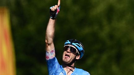 Hugo Houle savoure son succès sur la 16e étape du Tour de France, à Foix (Ariège), le 19 juillet 2022. (MARCO BERTORELLO / AFP)