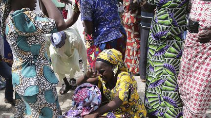 Des parents retrouvent leurs filles, enlevées par le groupe jihadiste Boko Haram en avril 2014, à Abuja (Nigeria), le 20 mai 2017. (SUNDAY AGHAEZE / AFP)