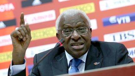 Lamine Diack lors d'un discours pendant les championnats du monde d'athlétisme en 2015 à Pékin. (MICHAEL KAPPELER / DPA)