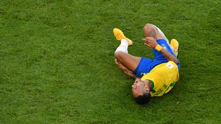 Neymar se tord de douleur après avoir subi une faute lors du 8e de finale de la Coupe du monde Brésil-Mexique, lundi 2 juillet 2018 à Samara (Russie). (SAEED KHAN / AFP)