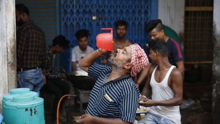 Un homme boit de l'eau lors d'un jour de forte chaleur, le 16 juin 2019, à&nbsp;Prayagraj dans le nord de l'Inde. (RAJESH KUMAR SINGH/AP/SIPA / AP)