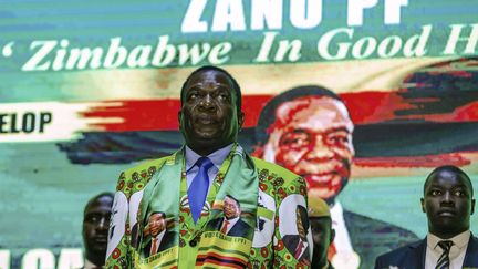 L'explosion a été ressentie alors que le chef de l'Etat, candidat du parti au pouvoir, la Zanu-PF, à l'élection présidentielle prévue le 30 juillet prochain, venait de terminer son discours devant plusieurs centaines de ses partisans. La réunion se tenait dans un stade de Bulawayo, la deuxième ville du Zimbabwe, considérée comme un fief de l'opposition. Les scrutins présidentiel et législatifs du 30 juillet sont les premiers organisés depuis la démission en novembre du président Robert Mugabe, qui a dirigé le Zimbabwe d'une main de fer depuis son indépendance en 1980. Lâché par l'armée et la Zanu-PF, M.Mugabe a été remplacé par M.Mnangagwa, son ancien vice-président. Sauf énorme surprise, Emmerson Mnangagwa est assuré de remporter la présidentielle face à une opposition orpheline de son chef historique Morgan Tsvangirai, décédé en février 2018. (Jekesai NJIKIZANA / AFP)