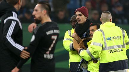 Franck Ribéry a été agressé par un "supporter" d'Hambourg mercredi. (CHRISTIAN CHARISIUS / DPA)