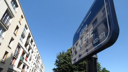 L'homme a agressé la petite fille dans cette allée de Garge-lès-Gonesse. (THIBAULT CHAFFOTTE / MAXPPP)