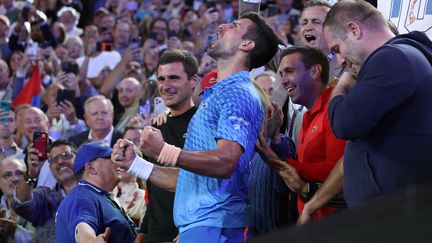 Novak Djokovic fête sa victoire en finale de l'Open d'Australie, à Melbourne, le 29 janvier 2023. (DAVID GRAY / AFP)