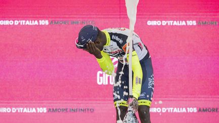 Biniam Girmay (Intermarche-Wanty-Gobert Materiaux) blessé à l'oeil par le bouchon d'une bouteille de Prosecco sur le podium de la 10e étape du Giro 2022, le 17 mai à Jesi (MAURIZIO BRAMBATTI / ANSA via MaxPPP)