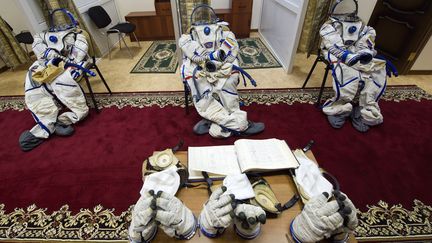 Des combinaisons spatiales attendent d'&ecirc;tre enfil&eacute;es pour un entra&icirc;nement &agrave; Star City (Russie), le 18 f&eacute;vrier 2013. (SERGEI REMEZOV / REUTERS)