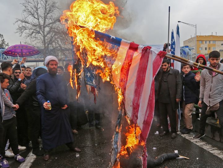 Le drapeau américain brûlé lors de la célébration des 40 ans de la Révolution en Iran (ATTA KENARE / AFP)