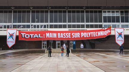 Greenpeace, les Amis de la Terre et Action Climat Paris interrompent le conseil d’administration de Polytechnique et lui demandent de rejeter le projet d’installation de Total au cœur du campus, le 12 mars 2020 à Saclay (Essonne). (JEREMIE JUNG / GREENPEACE)