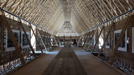 Le moine-photographe Matthieu Ricard expose 40&nbsp;photos grand-format dans une structure en bambou de 1&nbsp;000&nbsp;m2, construite spécialement pour les rencontres de la photographie d'Arles au bord du Rhône. (ANNE CHEPEAU / RADIO FRANCE)