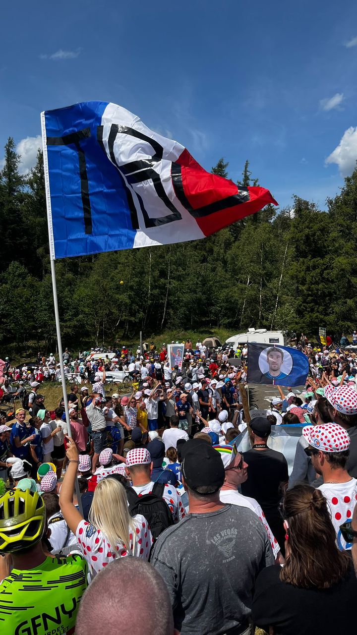 Les fans de Thibaut Pinot s'étaient donné rendez-vous dans un virage dans l'ascension du Petit Ballon, lors de la 20e étape du Tour de France, le 22 juillet 2023. (THEO GICQUEL / FRANCEINFO: SPORT)