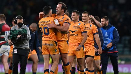 Les joueurs montpelliérains célèbrent leur victoire en finale de Challenge Cup contre Leicester (18-17) à Twickenham, le vendredi 21 mai 2021. (GLYN KIRK / AFP)