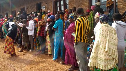 Aucune mesure de distanciation physique n'est observée entre ces électeurs burundais qui font la queue devant un bureau de vote à Gitega, le 20 mai 2020. (EVRARD NGENDAKUMANA / X03697)