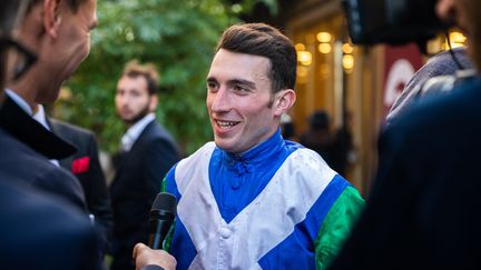 Le jockey Pierre-Charles Boudot, lors de sa victoire du Prix de l'Arc de Triomphe, à l'hippodrome de Longchamp, à Paris, le 6 octobre 2019. (KARINE PERON LE OUAY / HANS LUCAS / AFP)