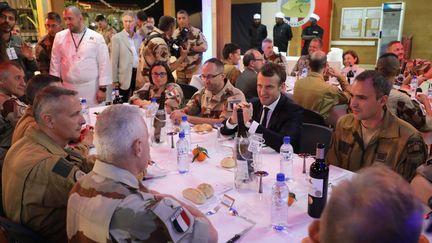 Emmanuel Macron, à table avec des militaires de l'opération Barkhane, à Niamey (Niger), le 22 décembre 2017. (LUDOVIC MARIN / AFP)