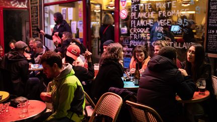 Des jeunes dans un bar à Paris, le 5 octobre 2020. (ALEXIS SCIARD / MAXPPP)