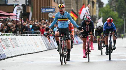 La Belge Lotte Kopecky peut jouir d'un deuxième titre de championne du monde de sa carrière, après sa victoire au sprint à Zurich (Suisse), le 28 septembre 2024. (FABRICE COFFRINI / AFP)