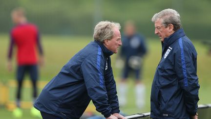 L'adjoint Ray Lewington (à gauche) en pleine discussion avec le sélectionneur anglais Roy Hodgson, le 30 mai 2015 à Watford (Angleterre). (REUTERS STAFF / REUTERS)