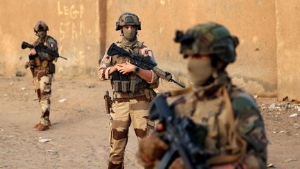 Des soldats français patrouillent dans les rues de Gao, le 4 décembre 2021. Photo d'illustration. (THOMAS COEX / AFP)