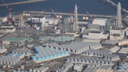 Vue aérienne des installations pour relâcher les eaux traitées de la centrale de Fukushima (Japon), le 14 février 2021. (STR / JIJI PRESS / AFP)