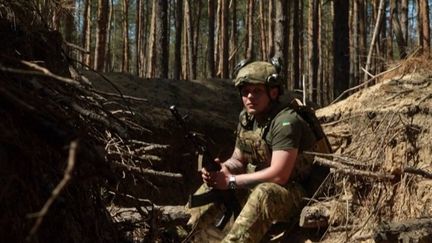 En période de guerre, l’Ukraine a besoin d’armes, de munitions mais aussi d’hommes. Sur le front, les soldats appellent leurs pairs à les rejoindre le plus rapidement possible. (franceinfo)