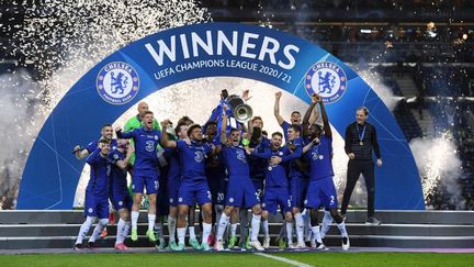 Les joueurs de Chelsea soulèvent la Ligue des champions après leur victoire contre Manchester City en finale, le 29 mai 2021.&nbsp; (ALEX CAPARROS - UEFA / ANADOLU AGENCY)