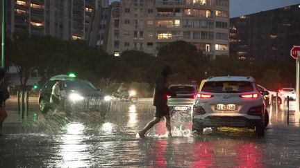 Mercredi 4 septembre, 80 cm de pluie sont tombés en quelques heures à Marseille, dans les Bouches-du-Rhône. Les habitants ont été surpris par la montée soudaine des eaux.