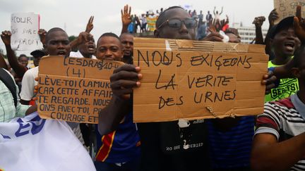 Les supporters de l'opposant&nbsp;Martin Fayulu,&nbsp;candidat arrivé&nbsp;deuxième au scrutin présidentiel selon les résultats officiels, contestent l'élection de l'autre opposant Félix Tshisekedi, le 12 janvier 2019 dans les rues de Kinshasa. (KENNY-KATOMBE BUTUNKA / REUTERS)