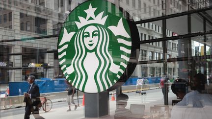 Un café de la chaîne Starbucks à Chicago (Illinois, Etats-Unis), le 29 mai 2018. (SCOTT OLSON / GETTY IMAGES NORTH AMERICA / AFP)