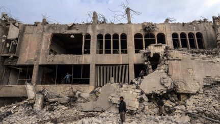 Le bâtiment conçu par Rifat Chadirji et ses décombres, le 13 janvier 2019 à Mossoul, en Irak
 (Zaid Al-Obeidi / AFP)