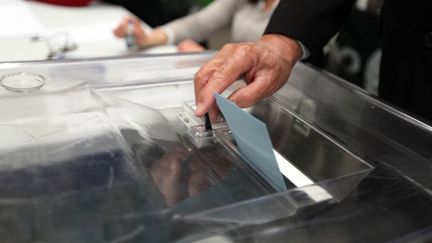 Un &eacute;lecteur vote au second tour des municipales, le 30 mars 2014, &agrave; Lille (Nord). (THIERRY THOREL / CITIZENSIDE / AFP)