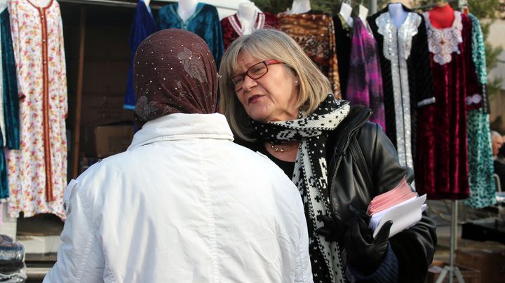 La candidate PS &agrave; la l&eacute;gislative partielle Dolor&egrave;s Roqu&eacute;, sur le march&eacute; de La Dev&egrave;ze, un quartier de B&eacute;ziers (H&eacute;rault), le 4 d&eacute;cembre 2012. (VIOLAINE JAUSSENT / FRANCETV INFO)