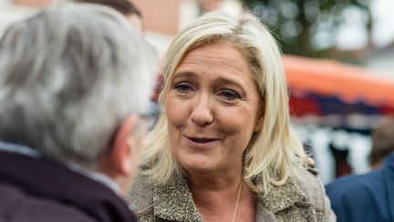 La présidente du FN, Marine Le Pen, sur le marché de Liévin (Pas-de-Calais), le 14 octobre 2015. (MAXPPP)