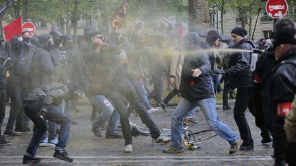  (Face-à-face entre casseurs (à gauche) et service d'ordre (à droite), jeudi à Paris. © Christophe Ena/AP/SIPA)