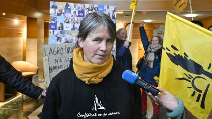 Laurence Marandola, porte-parole de la Confédération paysanne, lors de l'action au siège social de Lactalis à Laval, le 21 février 2024. (DAMIEN MEYER / AFP)