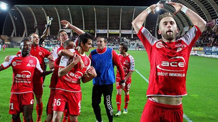 Les joueurs de Reims c&eacute;l&egrave;brent leur mont&eacute;e en Ligue 1, le 11 mai 2012. (FRANCOIS NASCIMBENI / AFP)