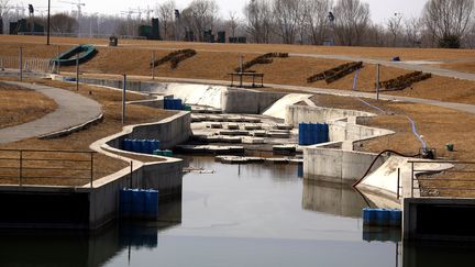 Infrastructures d&eacute;labr&eacute;es du site olympique d&eacute;di&eacute; au cano&eacute; et au kayak &agrave; P&eacute;kin (Chine), pour les JO d'&eacute;t&eacute; de 2008, ici en mars 2012. Au fond, on aper&ccedil;oit les cinq lettres de "Dream", qui signifie "r&ecirc;ve" en fran&ccedil;ais. (DAVID GRAY / REUTERS)