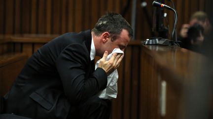 L'athl&egrave;te Oscar Pistorius fond en larmes lors de son proc&egrave;s pour le meurtre de sa compagne, le 7 avril 2014 &agrave; Pretoria (Afrique du Sud). (THEMBA HADEBE / AFP)